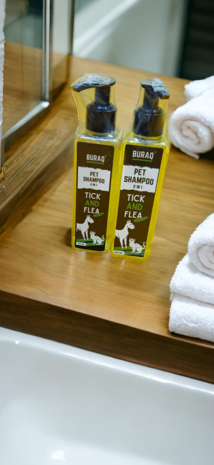 Tick and flea shampoo for cats and dogs